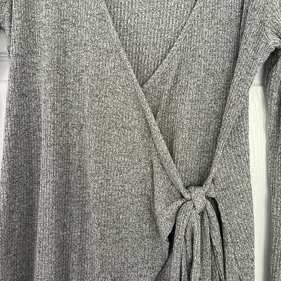 Bobeau Gray Ribbed Wrap Long Sleeve Top - Picture 3 of 11